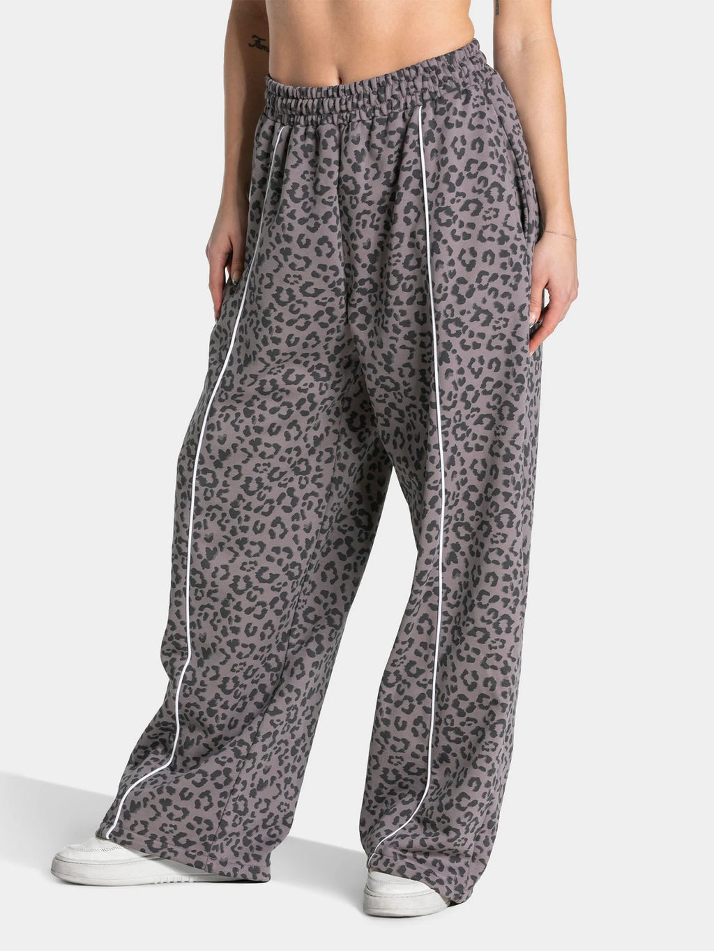 Yoga Pants Wide Leg Leopardenmuster Getragen Grau