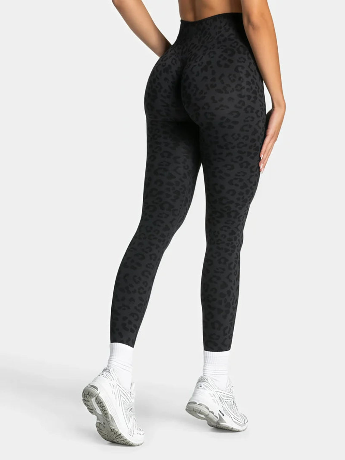 High-Waist Scrunch Leggings Leopardenmuster Nahaufnahme Schwarz