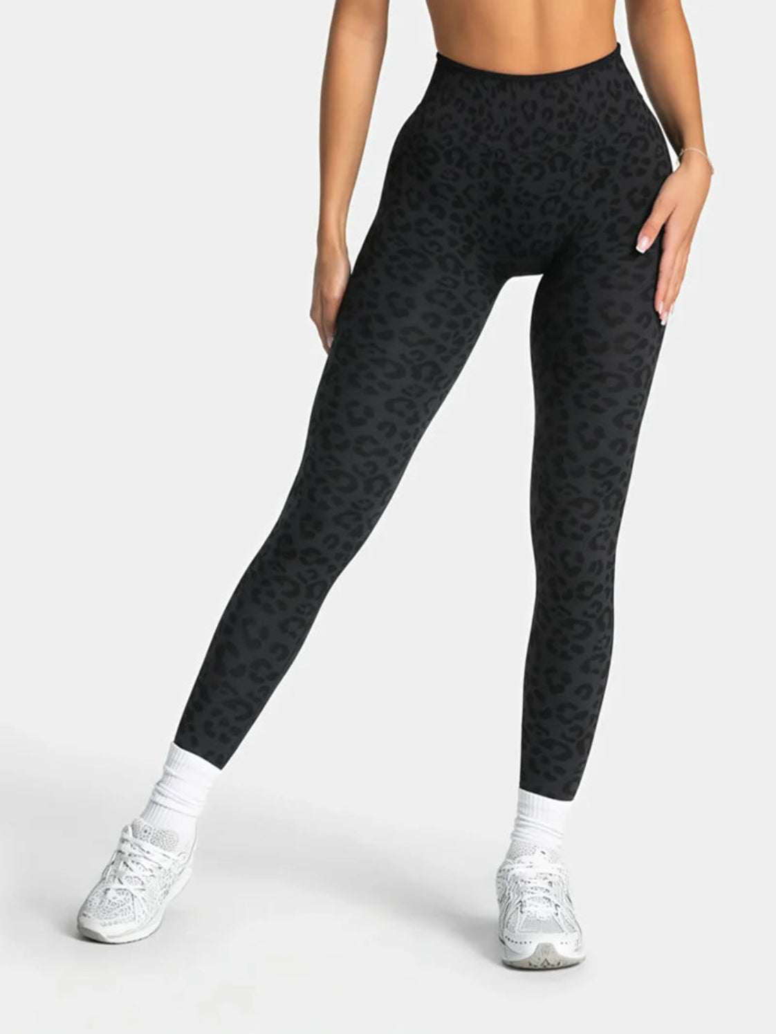 High-Waist Scrunch Leggings Leopardenmuster Getragen Schwarz 
