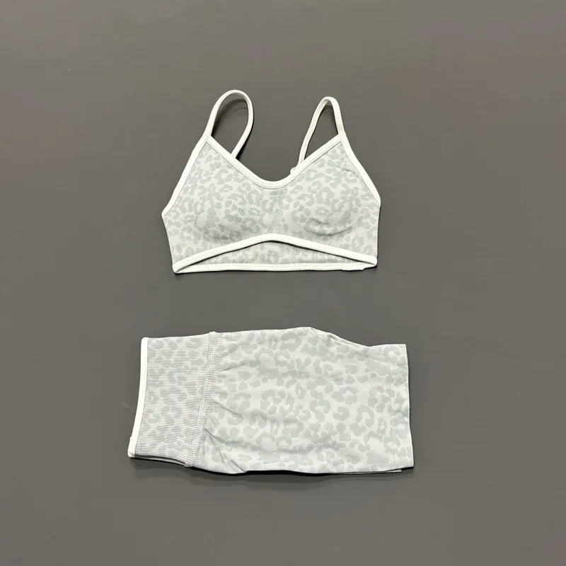 Ensemble de sport femme Leo Seamless – Brassière de sport et short scrunch motif léopard