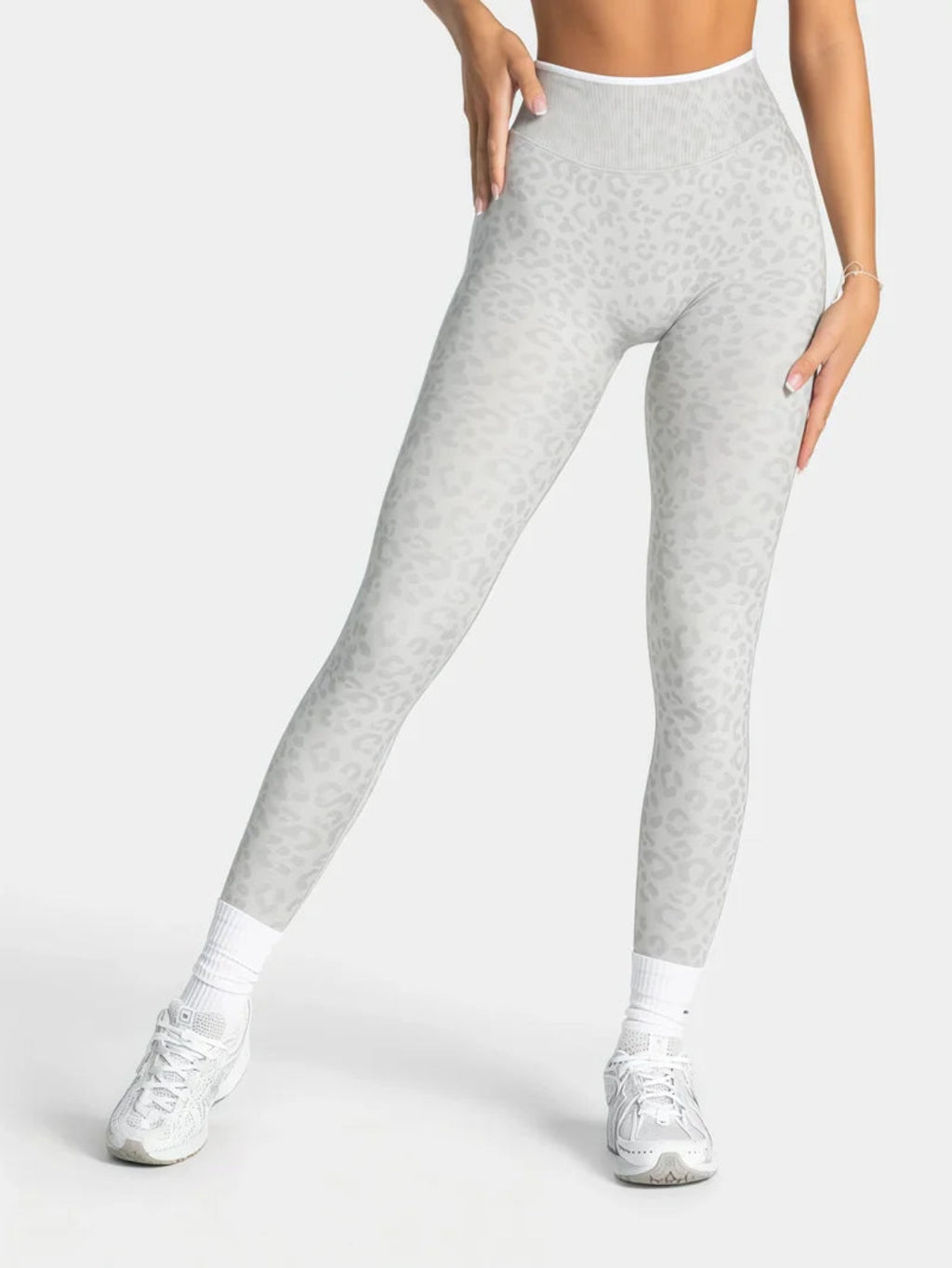 High-Waist Scrunch Leggings Leopardenmuster Getragen Seitlich Weiß